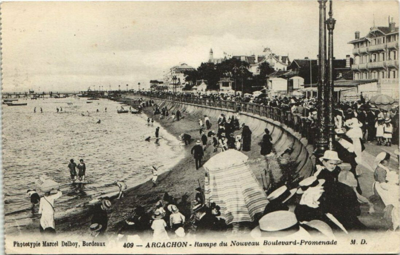Carte postale ancienne Arcachon-Rampe du Nouveau Boulevard Promenade à Arcachon