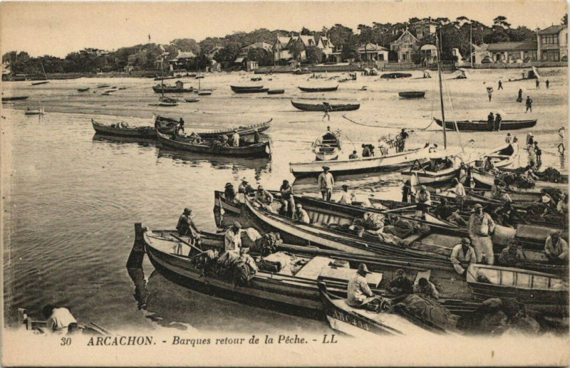 Carte postale ancienne Arcachon-Barques retour de la Péche à Arcachon