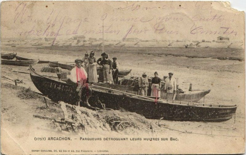 Carte postale ancienne Arcachon-Parqueurs détroquant leurs huitres sur bac à Arcachon