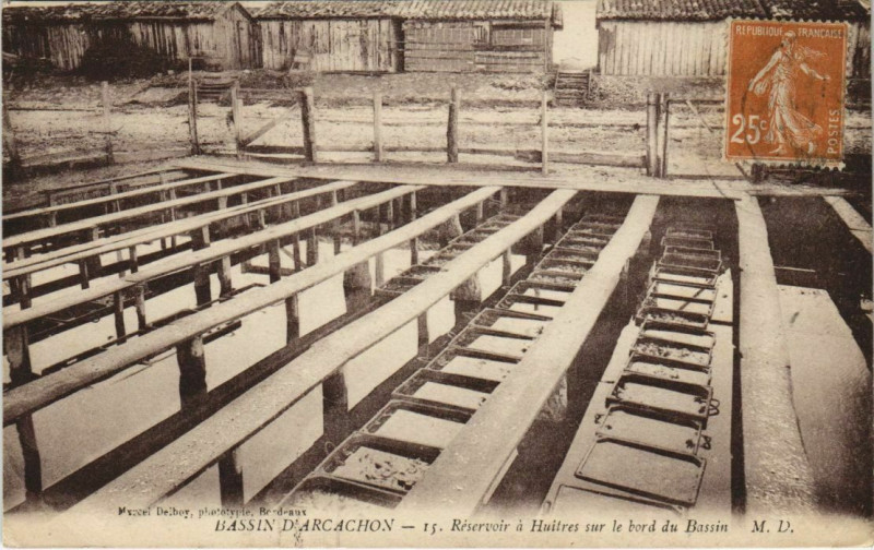 Carte postale ancienne Bassin d'Arcachon-Réservoir a Huitres sur le bord du Bassin à Arcachon