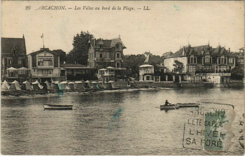 Carte postale ancienne Arcachon-Les Villas au bord de la Plage à Arcachon