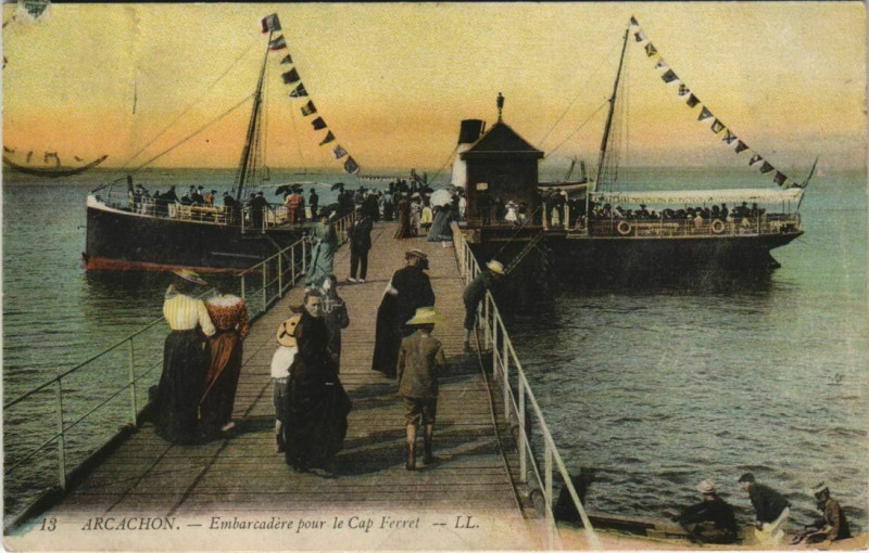 Carte postale ancienne Arcachon-Embarcadere pour le Cap Ferret à Arcachon