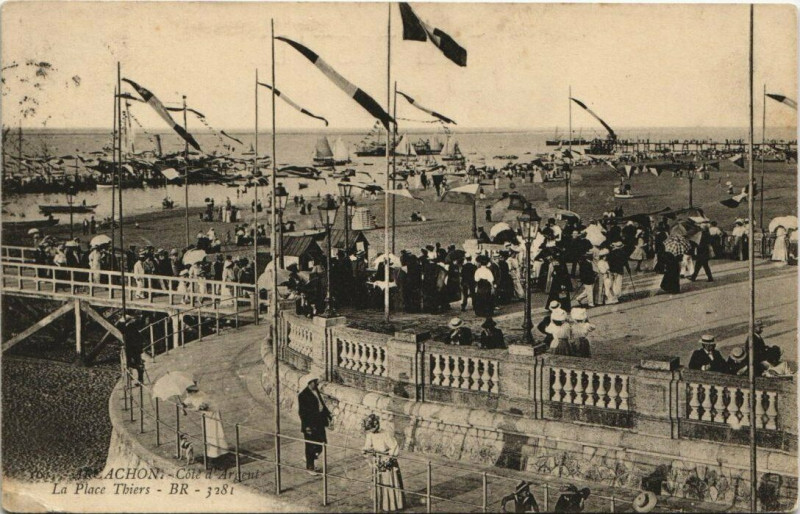 Carte postale ancienne La Place Thiers à Arcachon