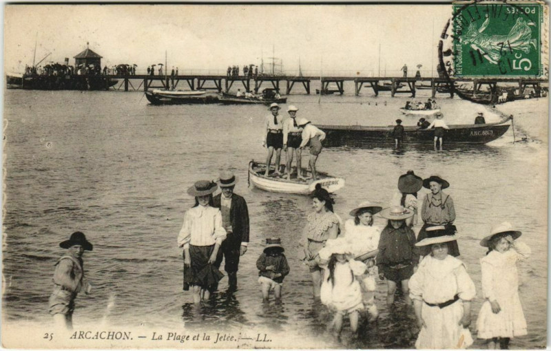 Carte postale ancienne Arcachon-La Plage et la Jetée à Arcachon