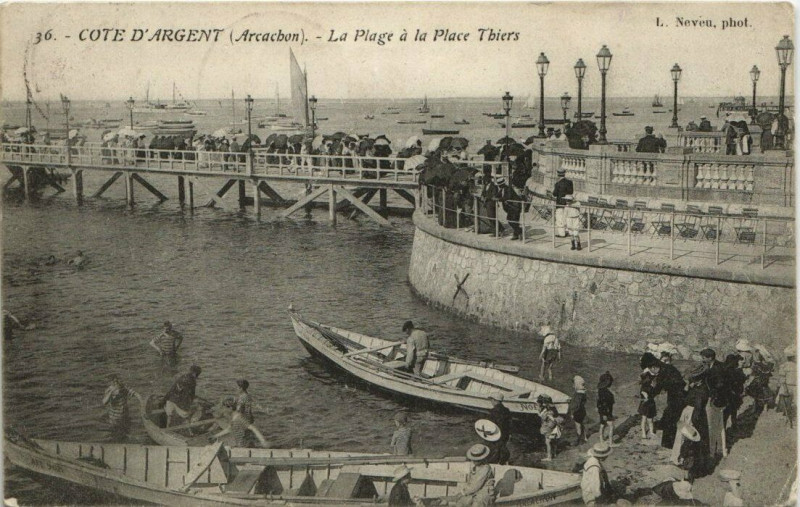 Carte postale ancienne Arcachon-La Plage a la Place Thiers à Arcachon