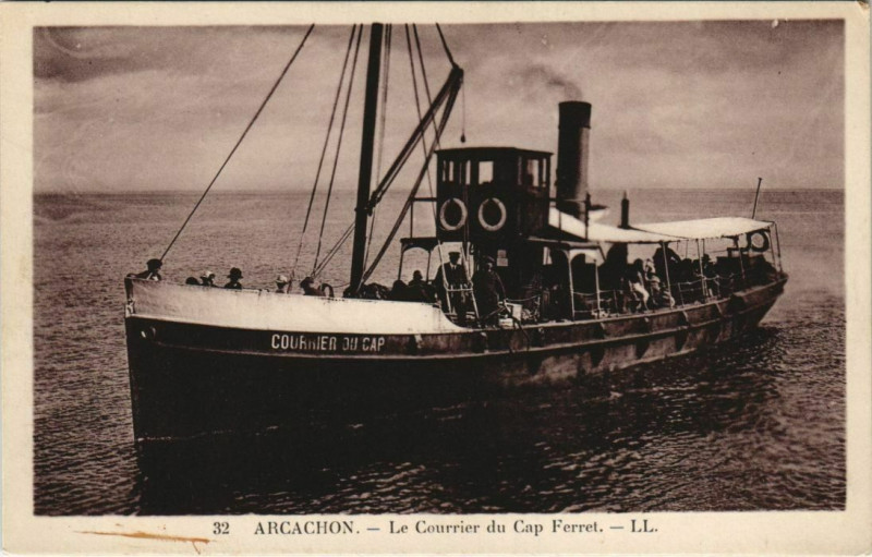 Carte postale ancienne Arcachon-Le Courrier du Cap Ferret à Arcachon
