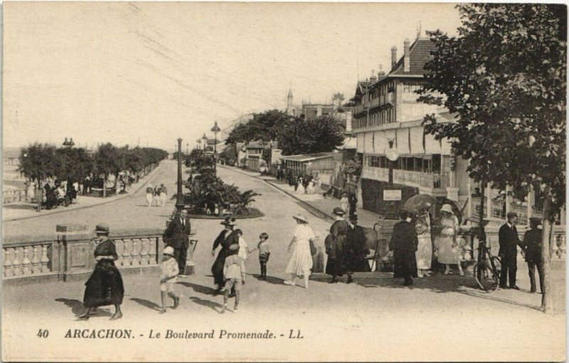 Carte postale ancienne Arcachon-Le Boulevard Promenade à Arcachon