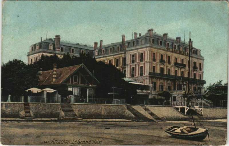 Carte postale ancienne Arcachon-Le Grand Hotel à Arcachon