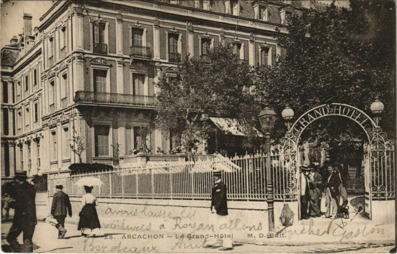 Carte postale ancienne Arcachon-Le Grand Hotel à Arcachon