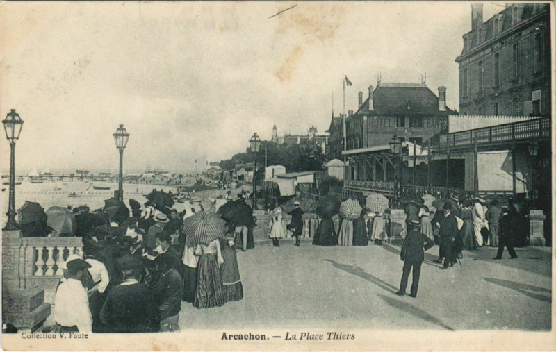 Carte postale ancienne Arcachon-La Place Thiers à Arcachon