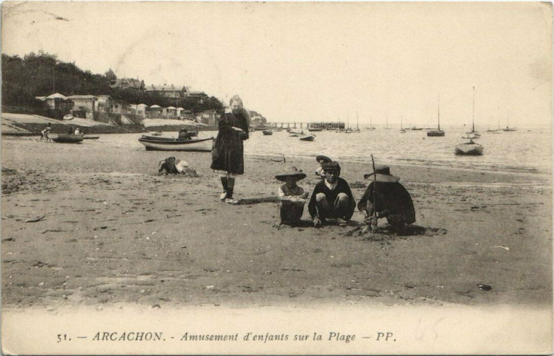 Carte postale ancienne Arcachon-Amusement d'enfants sur la Plage à Arcachon
