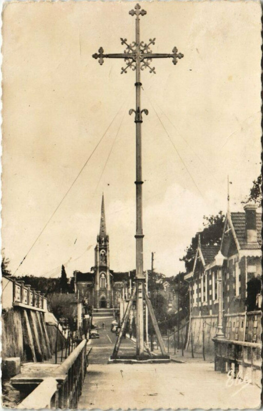 Carte postale ancienne Arcachon-La croix des Marins-Au fond l'Eglise Notre Dame à Arcachon