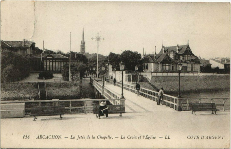 Carte postale ancienne La Jetée de la Chapelle - La Croix et l'Eglise à Arcachon