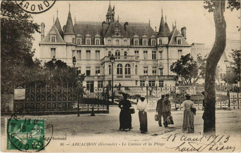 Carte postale ancienne Arcachon-Le Casino et la Plage à Arcachon