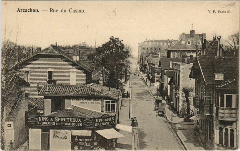 Carte postale ancienne Arcachon-Rue de Casino à Arcachon