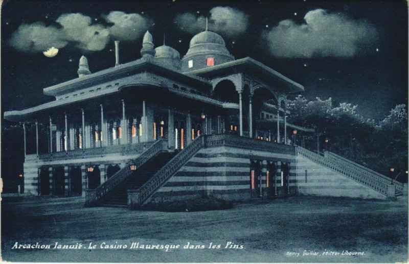 Carte postale ancienne Arcachon lanuit-Le Casino Mauresque dans les Pins à Arcachon