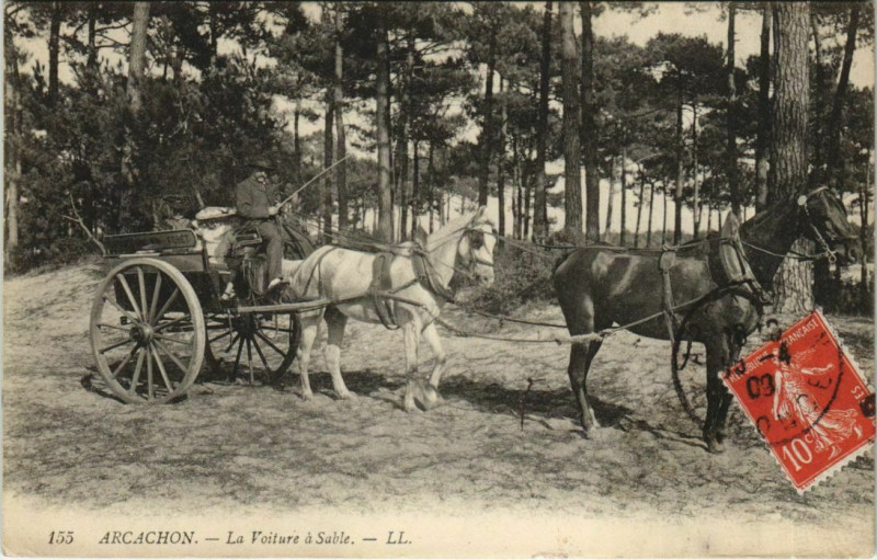 Carte postale ancienne Arcachon-La Voiture a Sable à Arcachon