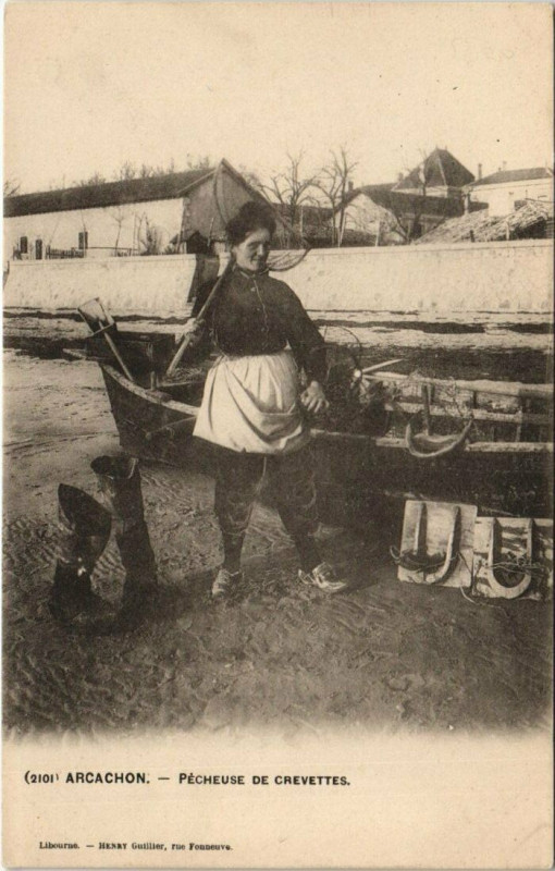 Carte postale ancienne Arcachon-Pécheuse de Crevettes à Arcachon