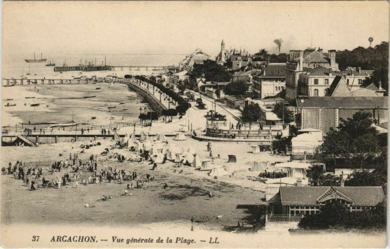 Carte postale ancienne Arcachon-Vue générale de la Plage à Arcachon