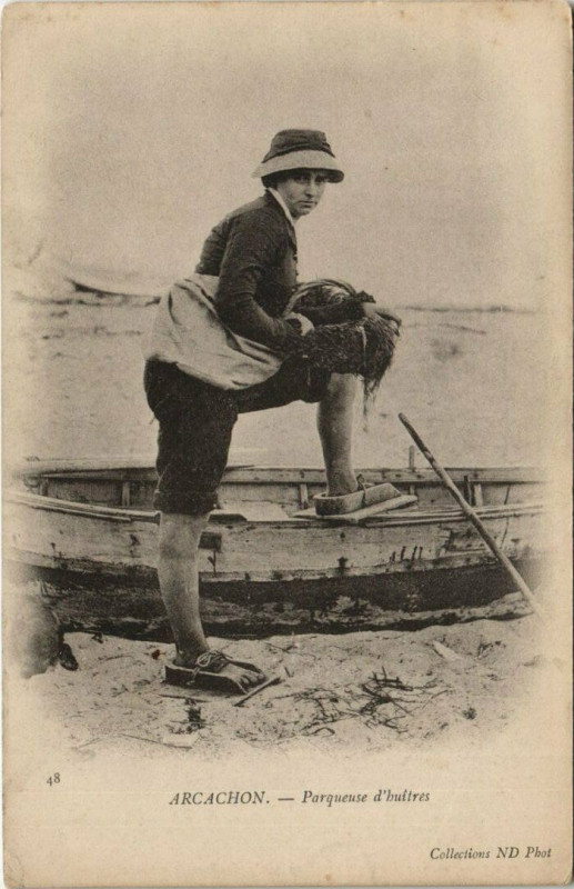Carte postale ancienne Arcachon - Parqueuse d'huitres à Arcachon