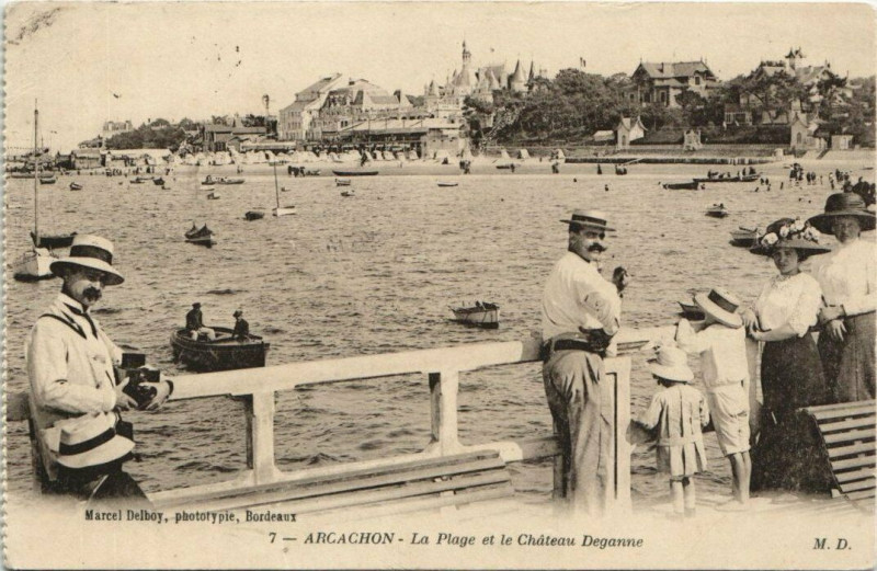 Carte postale ancienne Arcachon-La Plage et le Chateau Deganne à Arcachon