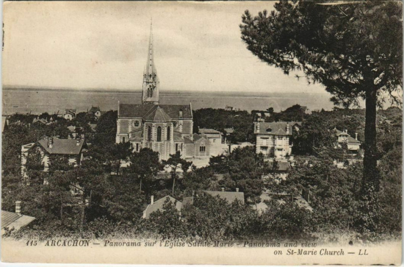 Carte postale ancienne Arcachon-Panorama sur l'Eglise à Arcachon