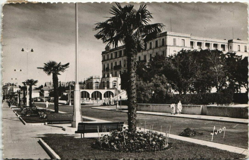 Carte postale ancienne Arcachon-Boulevard Promenade devant le Grand Hotel à Arcachon