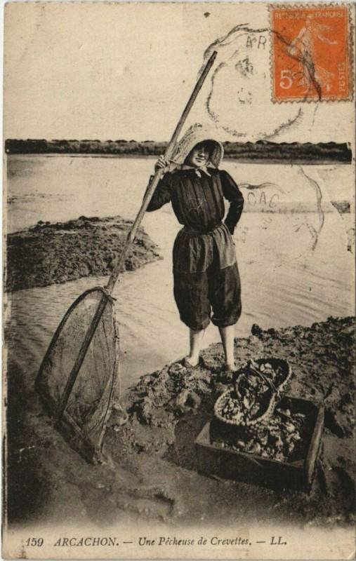 Carte postale ancienne Arcachon-une Pécheuse de Crevettes à Arcachon