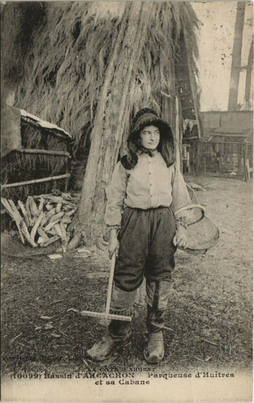 Carte postale ancienne Arcachon-Parqueuse d'Huitress et sa Cabane à Arcachon