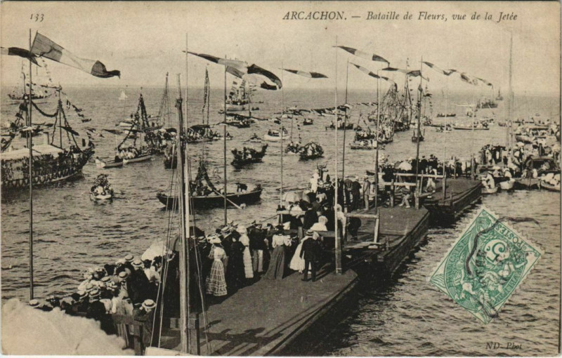 Carte postale ancienne Arcachon-Bataille de Fleurs vue de la Jetée à Arcachon