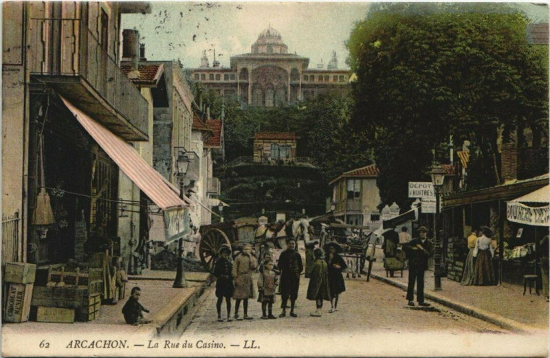 Carte postale ancienne La Rue du Casino à Arcachon