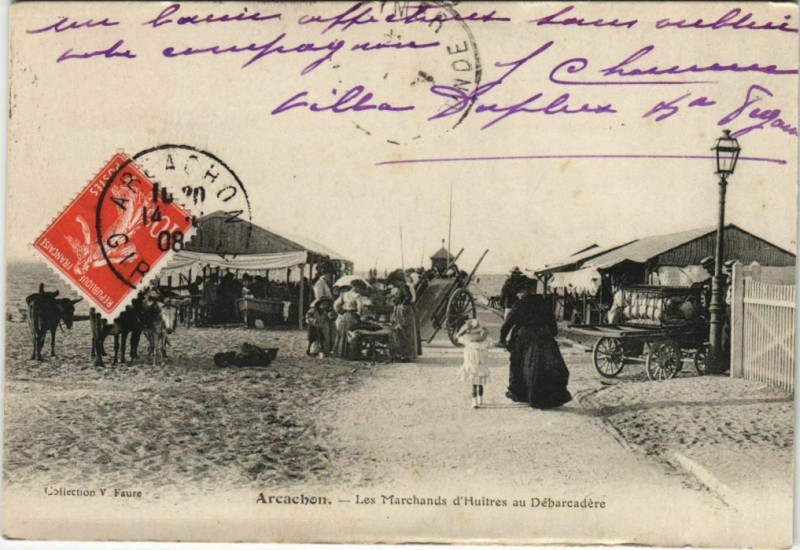 Carte postale ancienne Arcachon-Les Marchands d'Huitres au Débarcadere à Arcachon