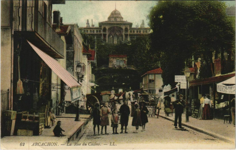 Carte postale ancienne La Rue du Casino à Arcachon
