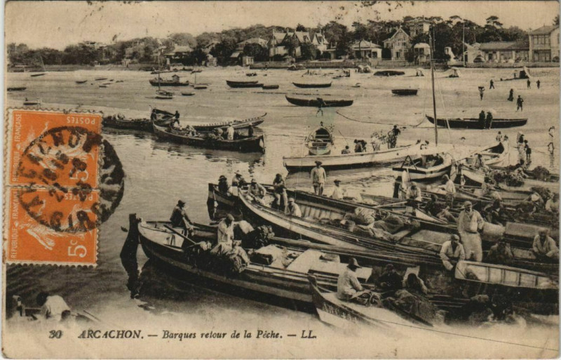 Carte postale ancienne Arcachon-Barques retour de la Péche à Arcachon