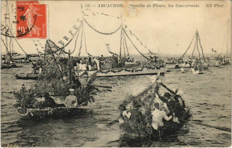 Carte postale ancienne Arcachon-Bataille de Fleurs les Concurrents à Arcachon