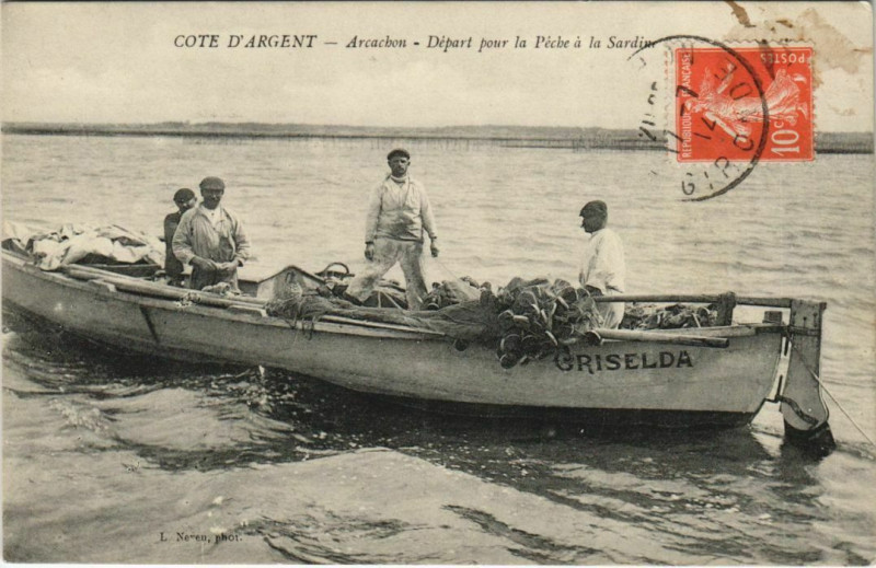 Carte postale ancienne Arcachon-Départ pour la Péche a la Sardin à Arcachon