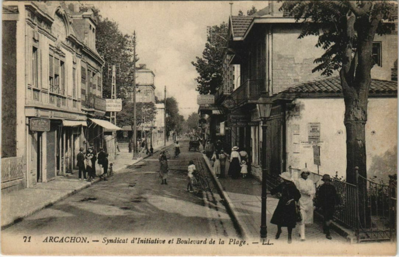 Carte postale ancienne Arcachon-Syndicat d'Initiative et Boulevard de la Plage à Arcachon