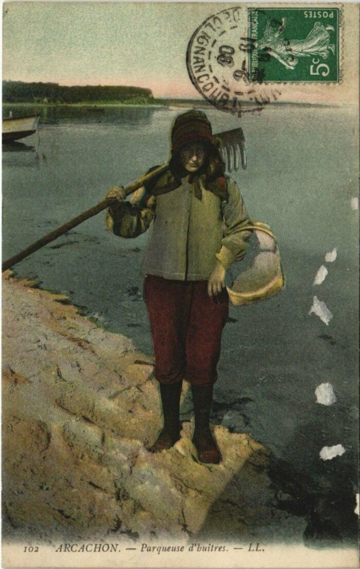 Carte postale ancienne Arcachon-Parqueuse d'huitres à Arcachon