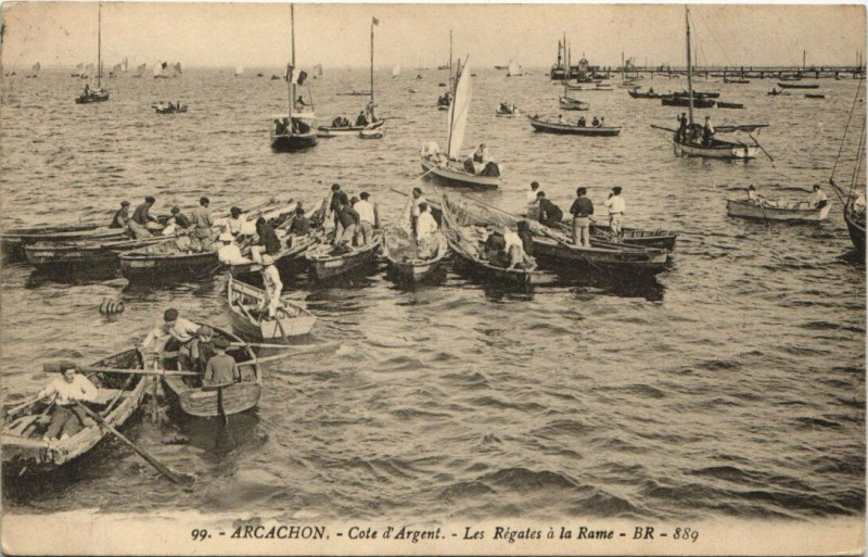 Carte postale ancienne Arcachon-Les Régates a la Rame à Arcachon