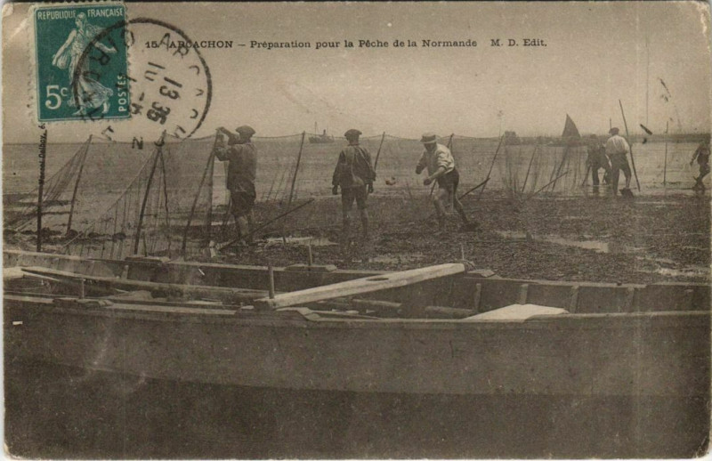 Carte postale ancienne Arcachon-Préparation pour la Péche de la Normande à Arcachon