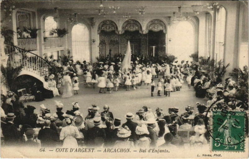 Carte postale ancienne Arcachon-Bal d'Enfants à Arcachon