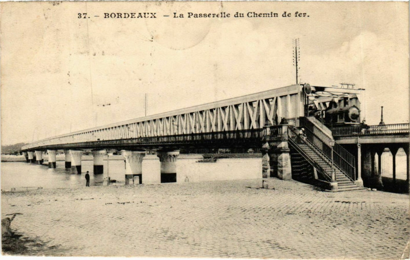 Carte postale ancienne Bordeaux La Passerelle du Chemin de fer à Bordeaux