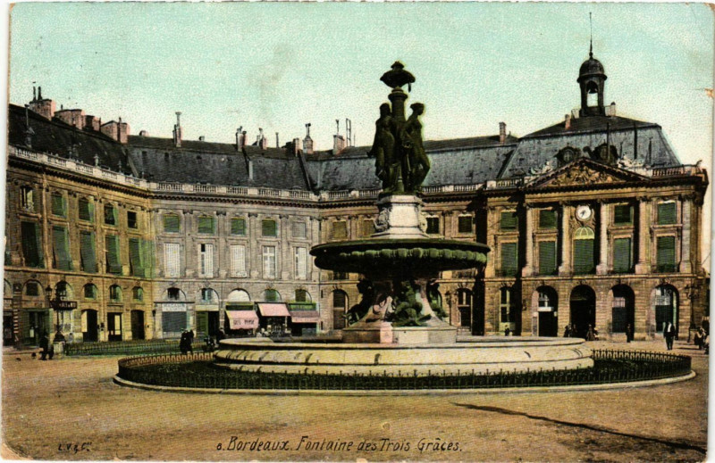 Carte postale ancienne Bordeaux Fontaine des Trois Graces à Bordeaux