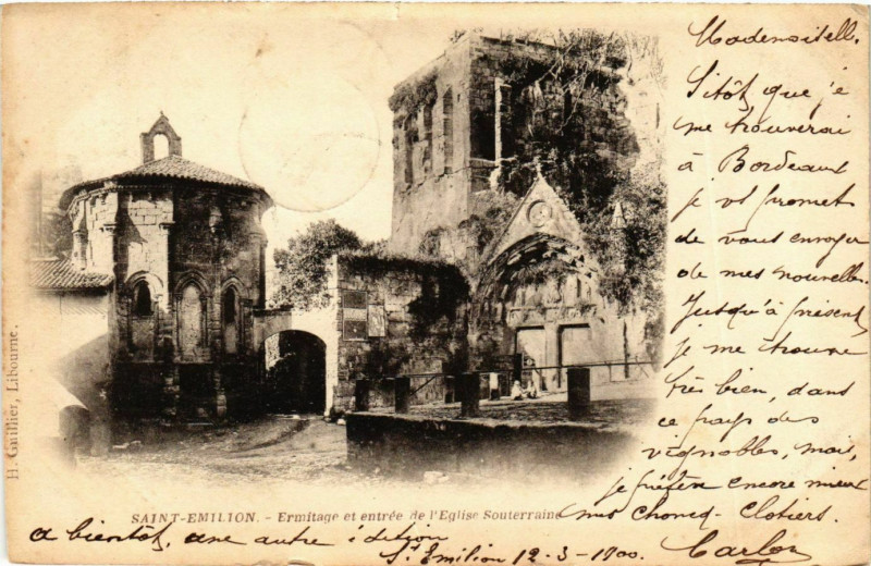 Carte postale ancienne Saint-Emilion Ermitage et entrée de l'Eglise à Saint-Émilion