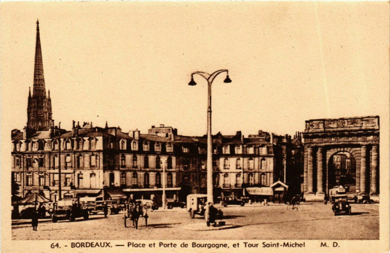 Carte postale ancienne Bordeaux Place et Porte de Bourgogne Tour à Bordeaux