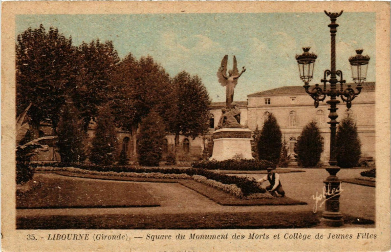 Carte postale ancienne Libourne Square du Monument des MOrts à Libourne