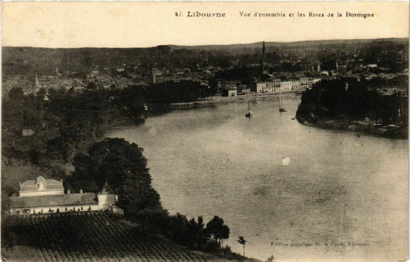 Carte postale ancienne Gironde Libourne Vue d'ensemble et les Rives de la Dordogne à Libourne