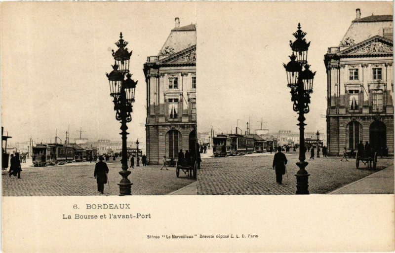Carte postale ancienne Bordeaux La Bourse et l'avant-Port à Bordeaux