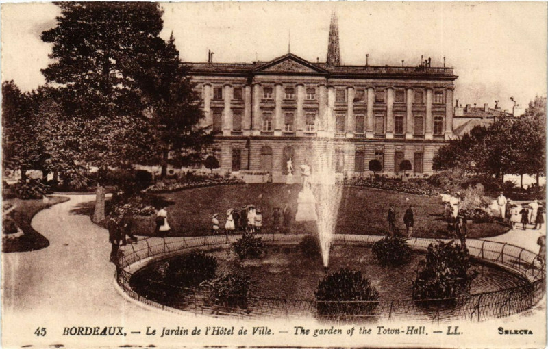 Carte postale ancienne Bordeaux Le Jardin de l'Hotel de Ville The garden of the Town à Bordeaux