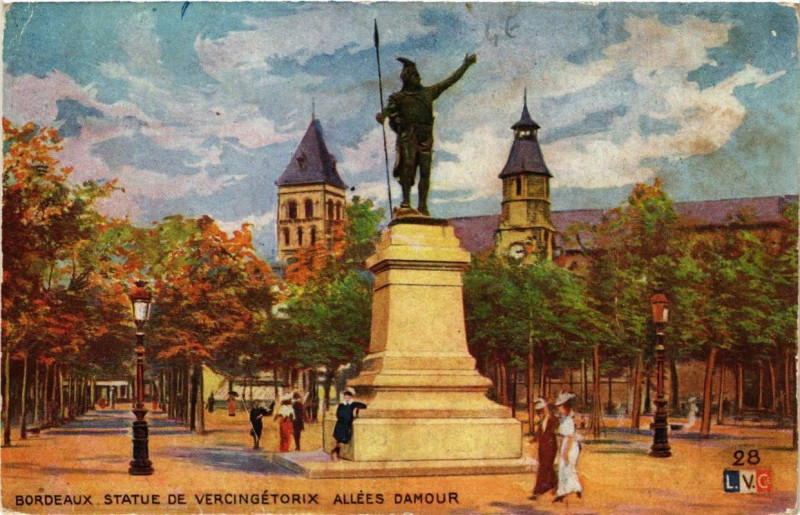 Carte postale ancienne Bordeaux Statue de Vercingétorix-Allées Damour à Bordeaux